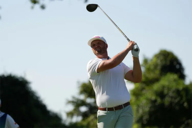 Clark builds 1-shot lead in BMW